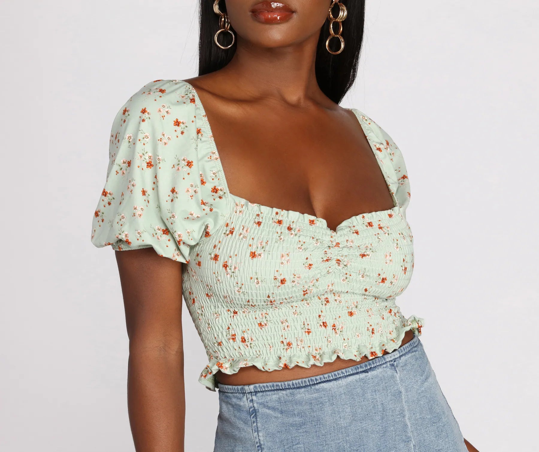 women's tops for those who want to wear pieces that are both functional and fashionableDitsy Floral Puff Sleeve Crop Top